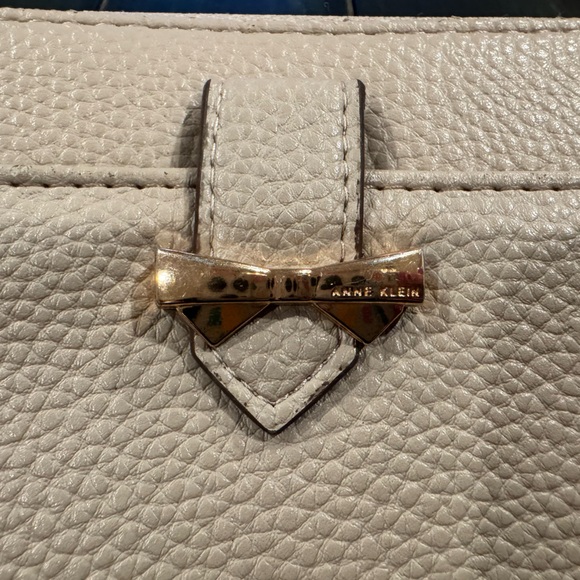 Anne Klein beige pebbled faux leather zip-around wallet gold-tone bow accent - Picture 6 of 9